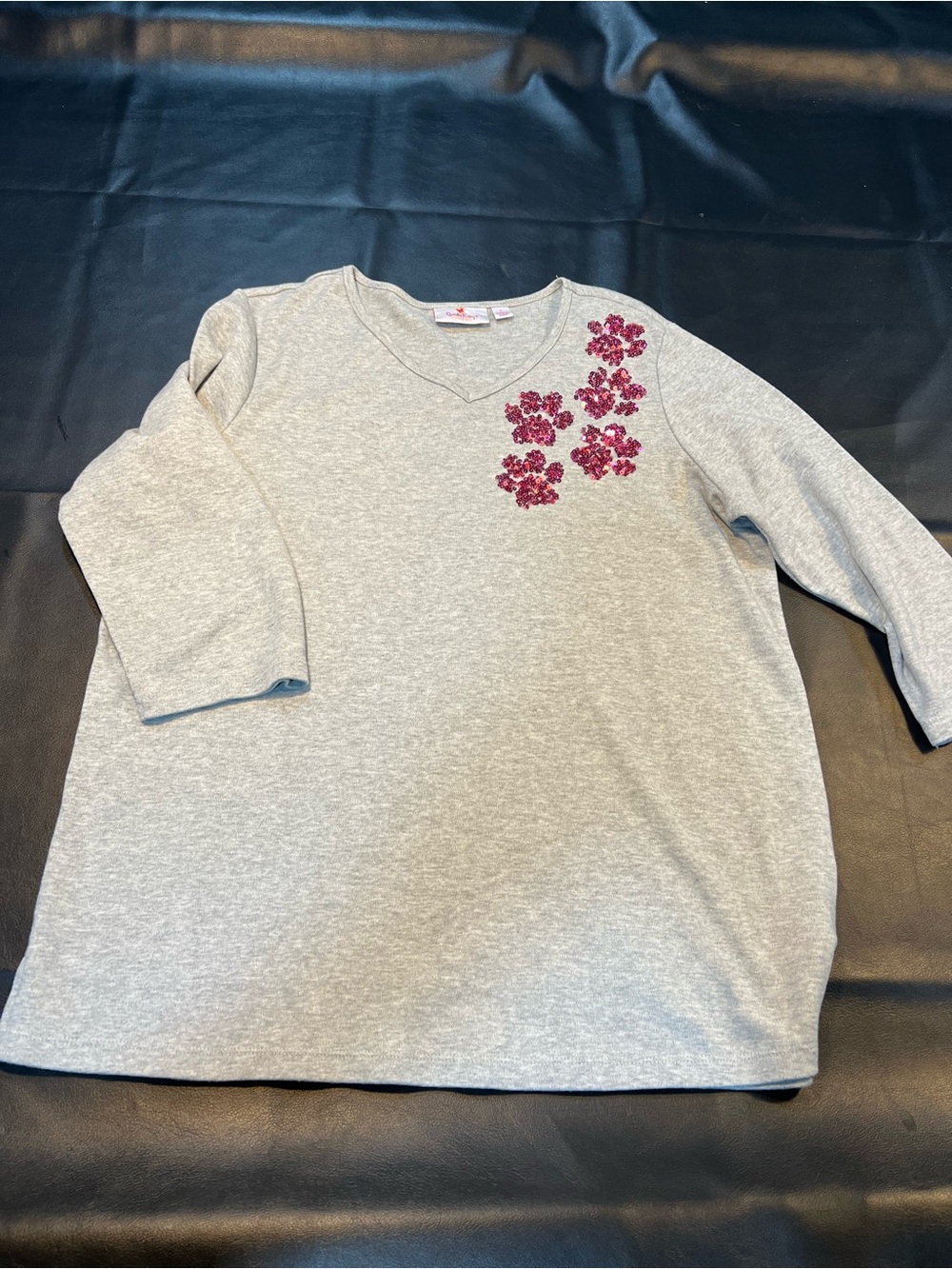Quacker Factory Sequin Paw Print V Neck Top Size Large
